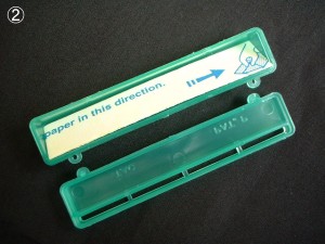 キャッチャーフライ本体をあけ、フィルターをはがし、粘着テープを有効にします。