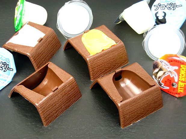 飼育ケースにポン! 入れるだけで「エサ皿」「転倒防止」「すみか」の1つ3役をこなすゼリーホルダー